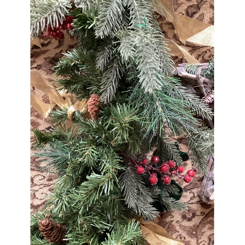 739 - CHRISTMAS: Large garland decorated with red berries, pine cones, gold and green ribbons, 400cm, and ... 