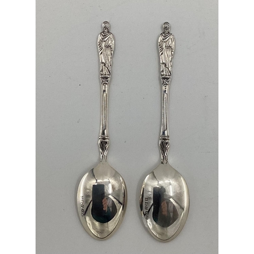 80 - A boxed set of 6 sterling silver tea spoons with apostle finials by Deakin & Francis, Birmingham 196... 