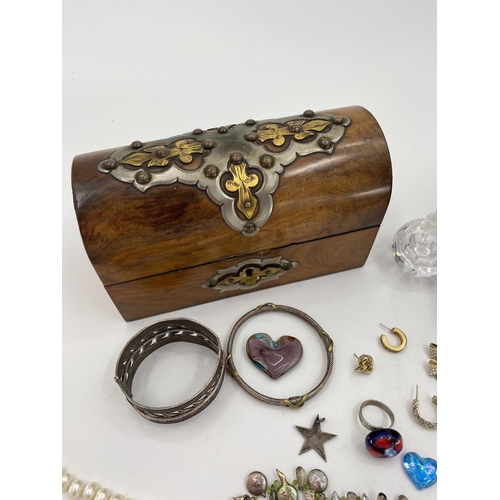 86 - A collection of costume jewellery in a Japanese inlaid lacquered box, with a dome topped jewellery c... 