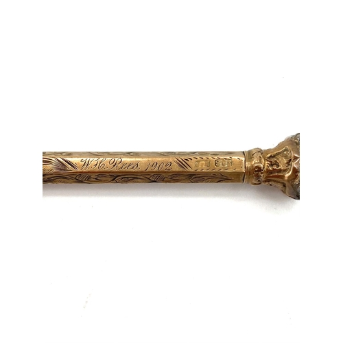 99 - A 9ct gold propelling pencil with chased decoration, 12.3g