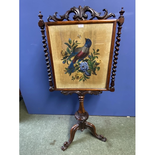 569 - A good large Victorian carved mahogany fire screen inset with glazed needlepoint of a Cromwellian sc... 