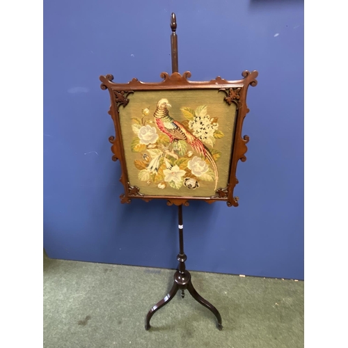 569 - A good large Victorian carved mahogany fire screen inset with glazed needlepoint of a Cromwellian sc... 