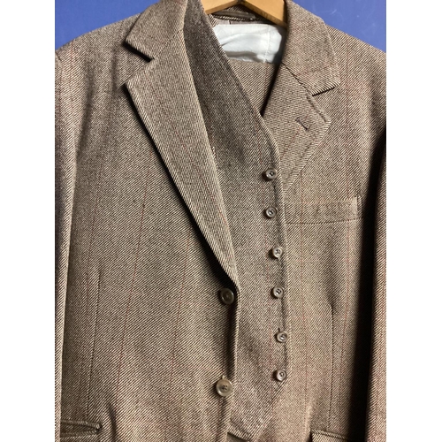 121 - Quantity of good vintage gents clothing to include a country cover coat, tweed jacket and two tweed ... 