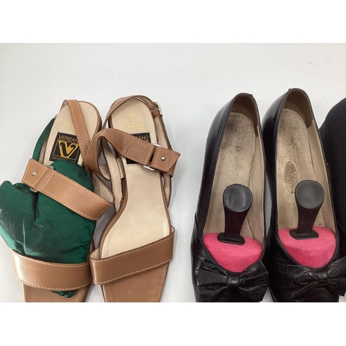 130 - Collection of good quality ladies shoes, to include Italian designs Rosetti, Ferragamo, Modinzi, see... 