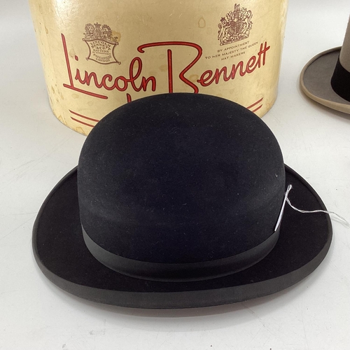 257 - Vintage lot, Lincoln Bennett Bowler 7 1/4 and a Lincoln Bennett London hat box and a worn 71/4 grey ... 