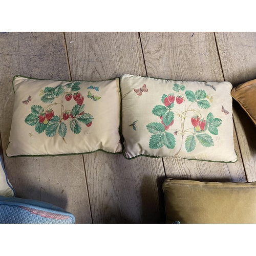 282 - A quantity of various cushions, see images for details