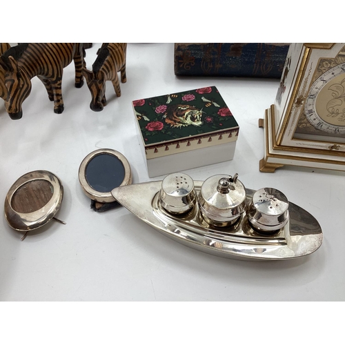 283 - A quantity of various decorative desk items including trinket boxes, lidded circular boxes, a pair o... 