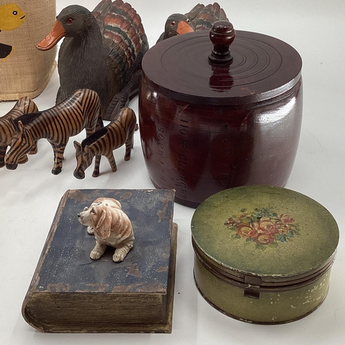 283 - A quantity of various decorative desk items including trinket boxes, lidded circular boxes, a pair o... 