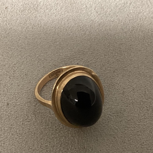 31 - A 9ct gold and onyx ring 6.3g