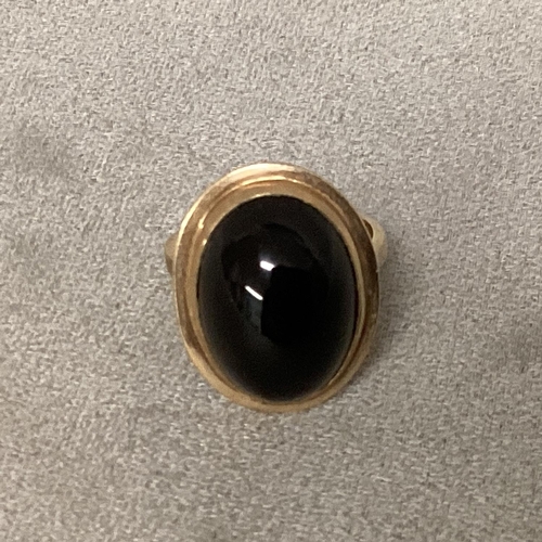 31 - A 9ct gold and onyx ring 6.3g