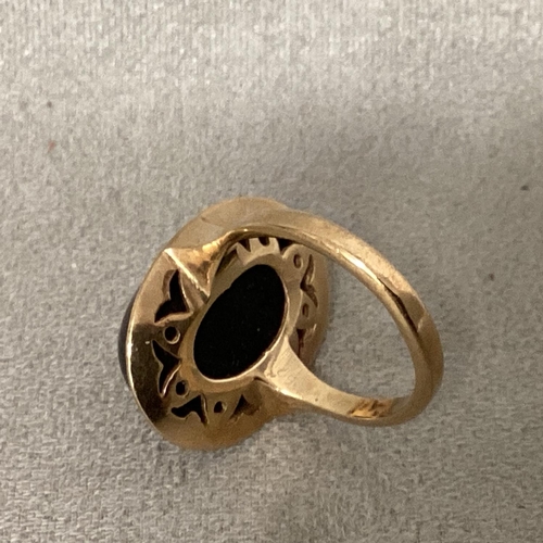 31 - A 9ct gold and onyx ring 6.3g