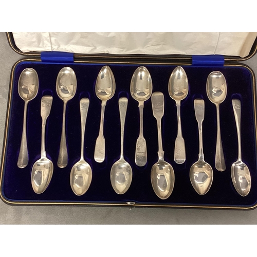 37 - A boxed set of 12 Sterling silver tea spoons, 290g, various date/makers