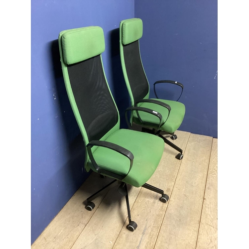 499 - Pair of modern green and black office swivel chair, in good order