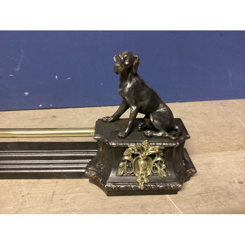 212 - A decorative French adjustable fender, flanked at each end with figures of two dogs, minimum width 9... 