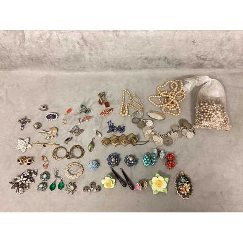 11 - A collection of Sterling silver items and a small collection of C20th costume jewellery