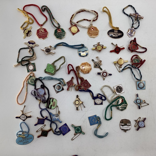 137 - Collection of approx. 113 horse racing badges, Newbury 1961-79 (pendants and pins), Epsom 1965-71, A... 