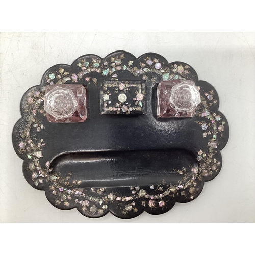 185 - A Victorian black lacquer and inlaid mother of pearl desk tidy/standish, with original glass inkwell... 