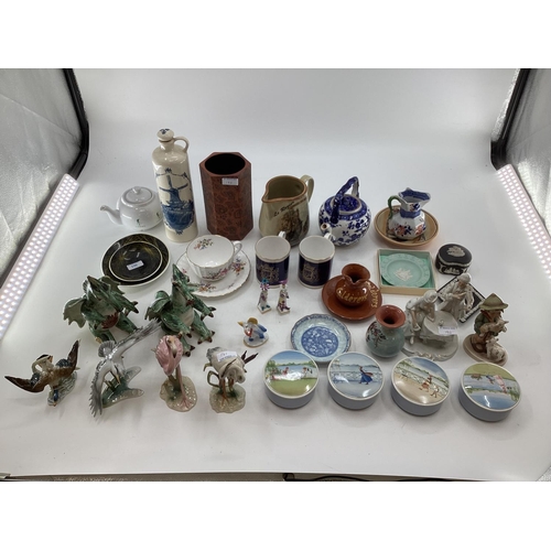 190 - A collection of C20th British and European ceramics, items to include Royal Worcester, Torquay ware,... 