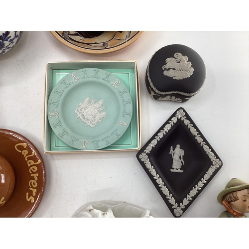 190 - A collection of C20th British and European ceramics, items to include Royal Worcester, Torquay ware,... 