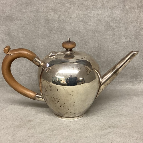 20 - A sterling silver boulle shaped tea pot, with fruitwood handle and knop, 13cmH, by A O London 1923, ... 