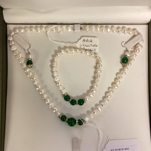 50 - A freshwater pearl jewellery suite, set with jade beads in original box