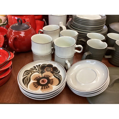 200 - Quantity of kitchen china, including white Villeroy and Bosch, Denby etc