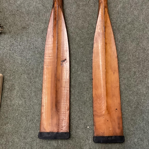 132 - Pair of vintage oars 214 cm L