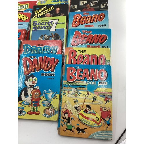 135 - A collection of C20th children's albums to include Beano, Sesame Street Annuals etc