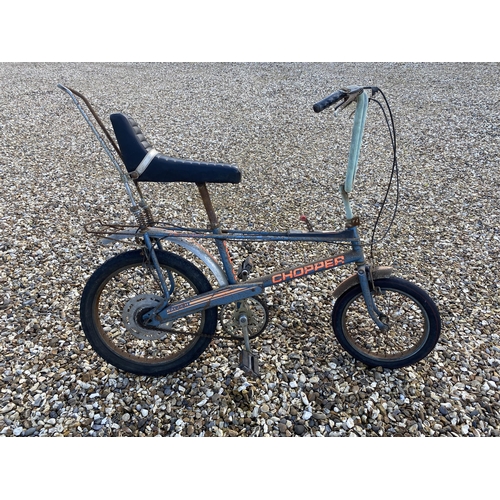 186 - A vintage Raleigh Chopper bike, stamped Arrow Wedge, serial number slightly worn. Bike rusty and in ... 