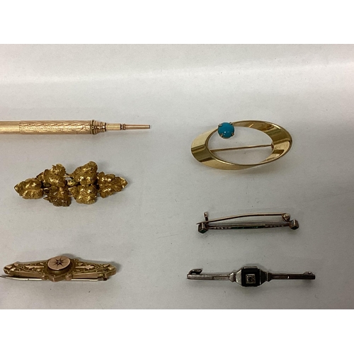 26 - A collection of 9ct gold, yellow and white metal items to include a 9ct diamond mounted Etruscan sty... 