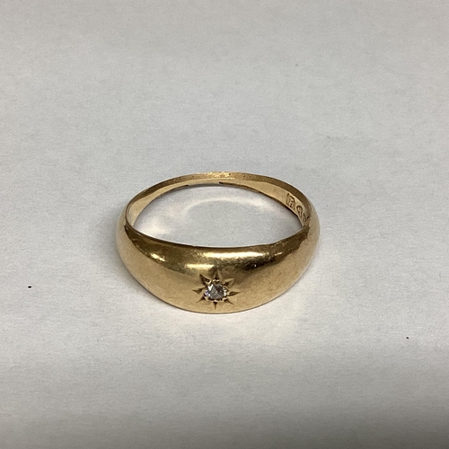 27 - An 18ct gold band, central star mounted rose cut diamond size N, 1.63g