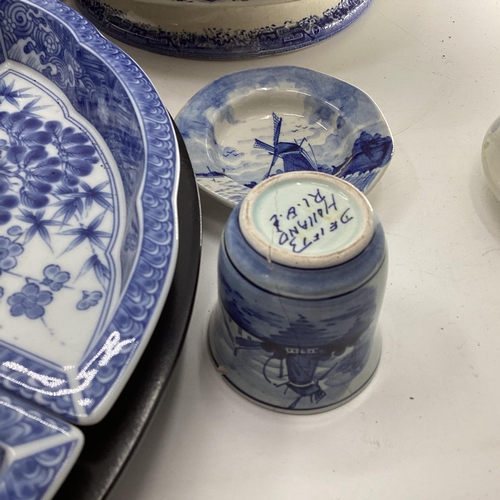 321 - Large collection of blue and white ceramics to include Willow pattern meat plates, bowls etc