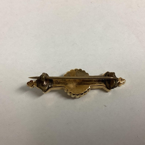 54 - A 15 ct gold Etruscan style bar brooch, together with an 14k gold marked necklace and a yellow metal... 