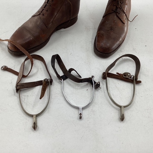 99 - Pair of vintage gents brown leather riding boots, wooden stretchers marked L and R, approximate size... 