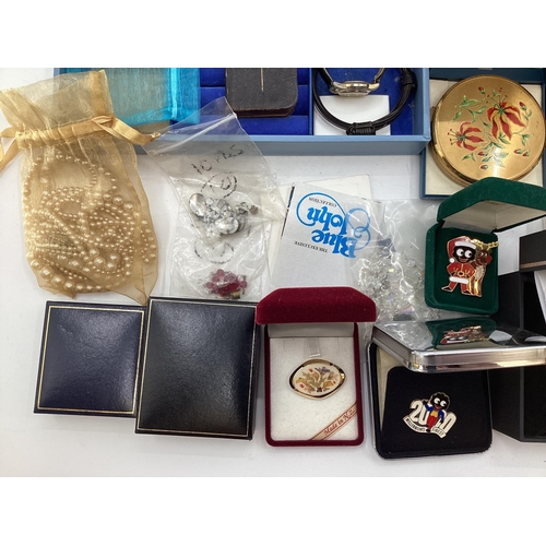 25 - Collection of costume jewellery and fashion and high street Gents and ladies wrist watches, to inclu... 