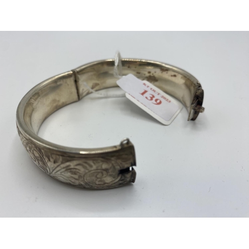 139 - A Sterling silver bangle bracelet