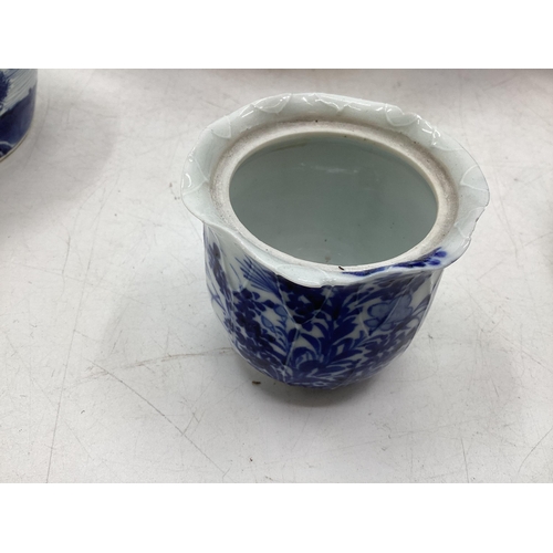 208 - A quantity of blue and white decorative china, some with cracks, to include Wedgwood, Willow Pattern... 