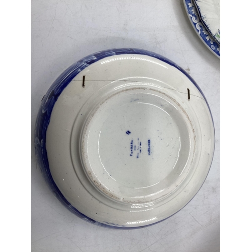 208 - A quantity of blue and white decorative china, some with cracks, to include Wedgwood, Willow Pattern... 