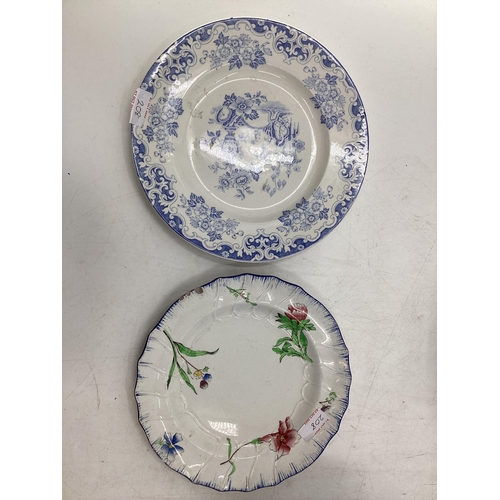 208 - A quantity of blue and white decorative china, some with cracks, to include Wedgwood, Willow Pattern... 