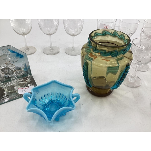 232 - A mixed collection of glassware to include Venetian glass vase, Edwardian etched glasses, and Swarov... 