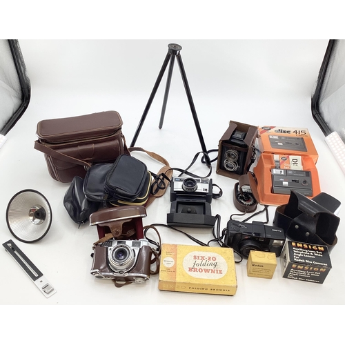 315 - A collection of vintage cameras and equipment to include a Box Brownie and a Kodak Petina