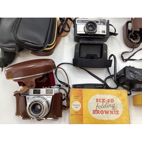 315 - A collection of vintage cameras and equipment to include a Box Brownie and a Kodak Petina