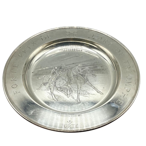 1 - A sterling silver presentation charger. Prix De L'Arc De Triomphe. Spink and Son. London 1994.  38cm... 