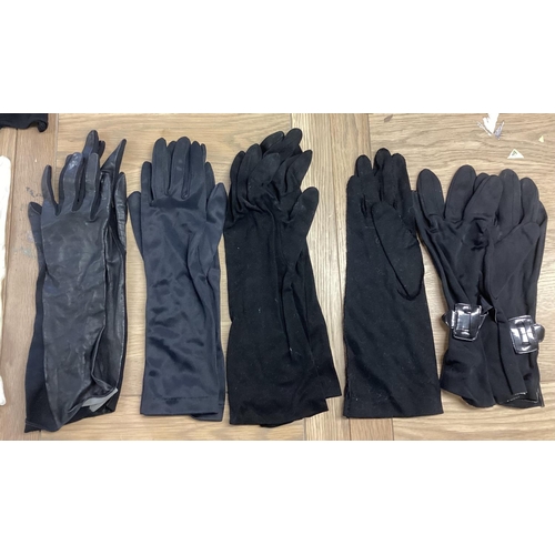 108 - Quantity of vintage gloves, to include, Pittards leather, silk, suede, all been worn, but generally ... 