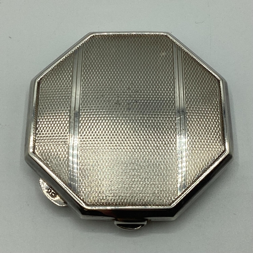 20 - Av sterling silver compact, hexagonal form with engine turned decoration. Birmingham 1947. 67g