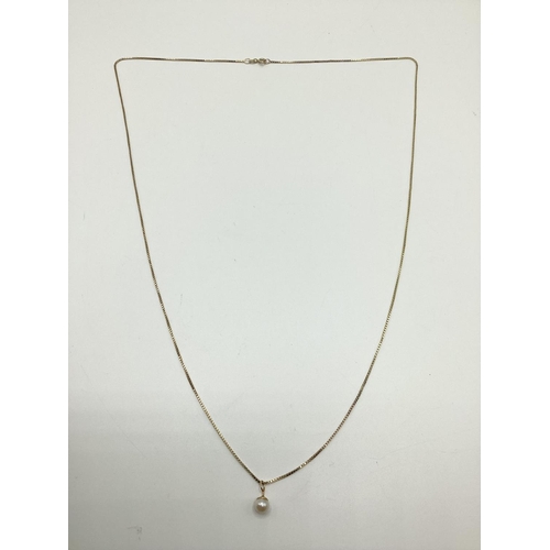 25 - A 9ct gold box link necklace with unmarked yellow metal cultured pearl pendant 75 cm 5.7g