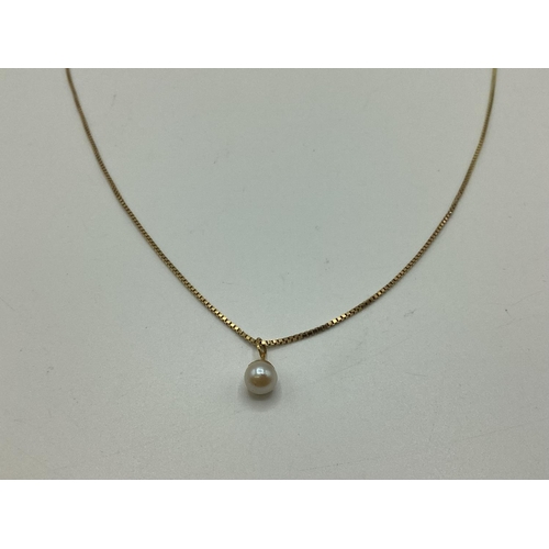 25 - A 9ct gold box link necklace with unmarked yellow metal cultured pearl pendant 75 cm 5.7g