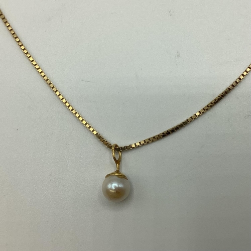 25 - A 9ct gold box link necklace with unmarked yellow metal cultured pearl pendant 75 cm 5.7g