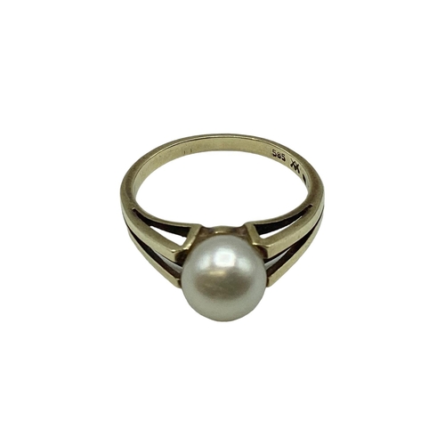 47 - A 15ct gold and single cultured pearl ring. Size M. 2.95g. collected