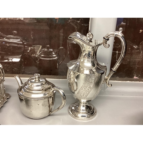 19 - Collection of good quality silver plated wares to include sardine dish, gun-carriage salt-cellar and... 